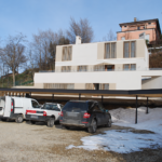 Villa moderna con tettoia in acciaio